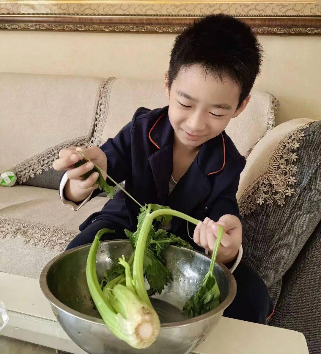 【经开五小|我行我秀】巧手帮厨