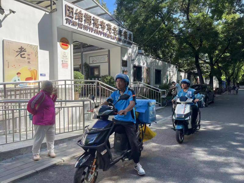 试点“社区+平台”助老送餐服务 饿了么联合社区为高龄老人送餐上门_团结湖街道_刘金海_生活