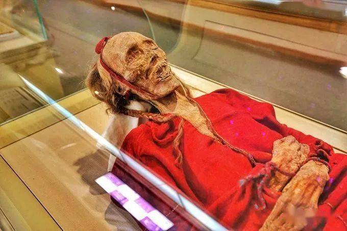 新疆放羊老人发现一具千年干尸,棺上奇异铭文揭露历史真相_左宗棠