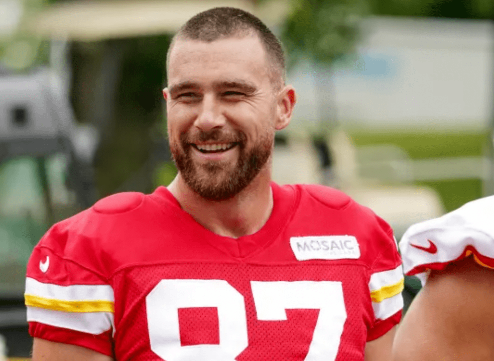 网友:这男的真老._特拉维斯_版权_six