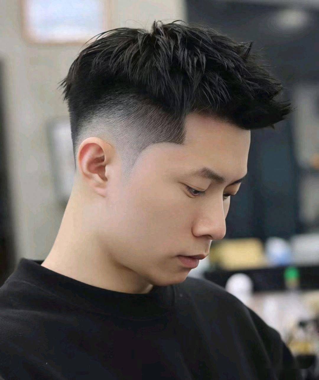 前刺头是一种短发发型头发修剪成短发前额两侧的头发留长向前倾斜