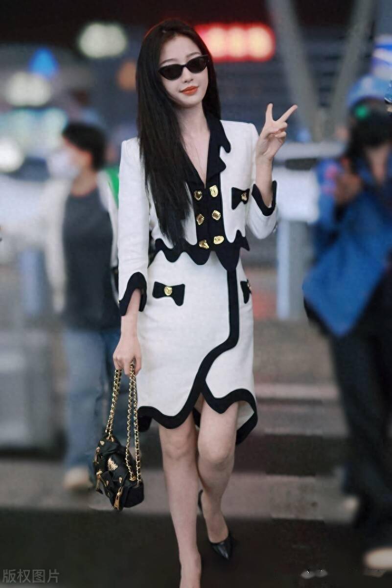 街拍:虞书欣moschino白色套装 尖头高跟鞋优雅_上海_机场
