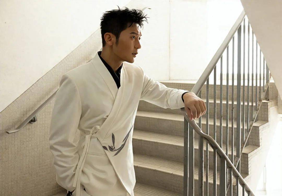 李晨辟谣恋情,前后相差1分钟,ip均在北京,评论区待遇不同_内涵_消息