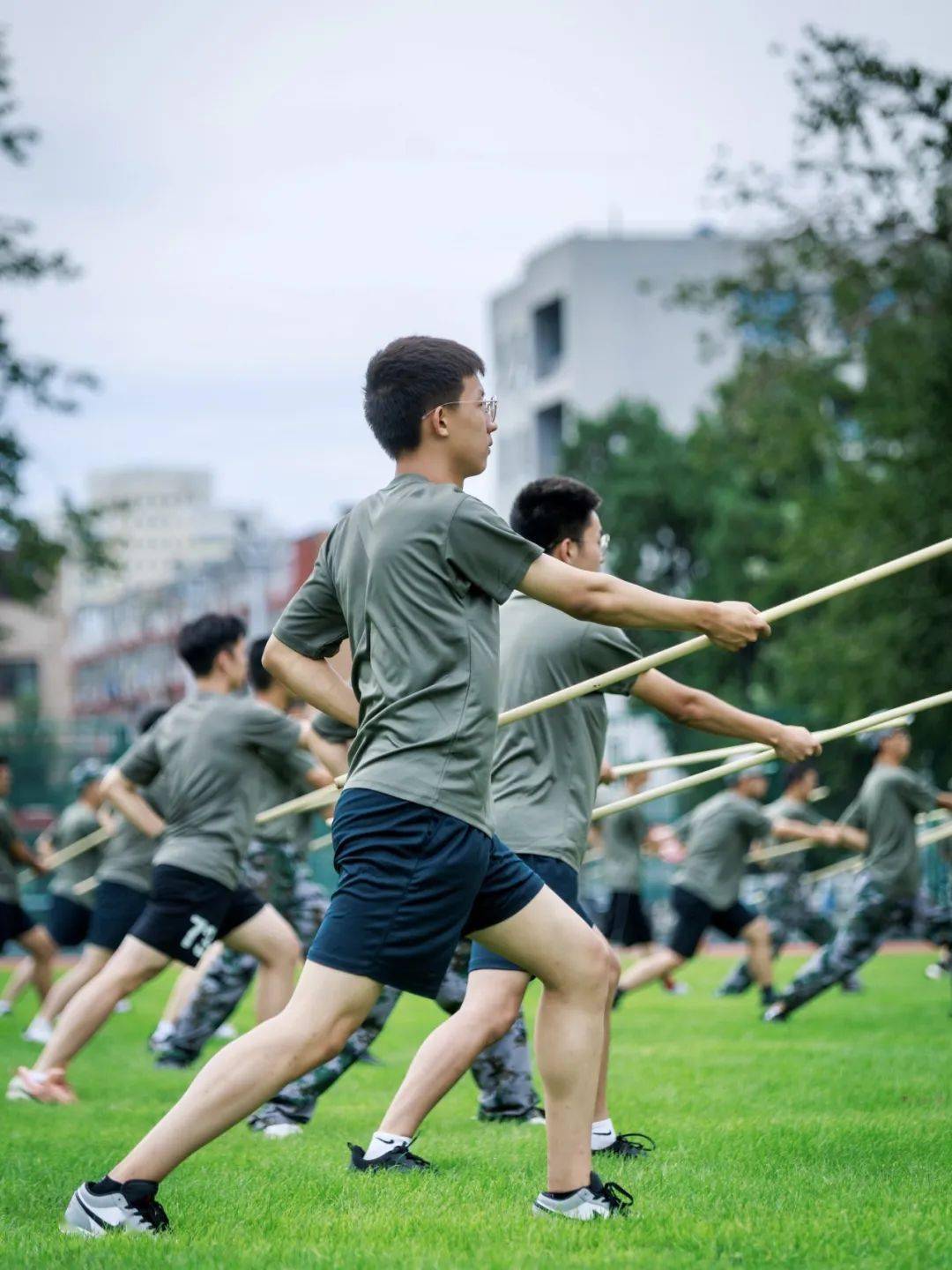 干脆利落 豪情满怀应急棍招招有力 势如破竹擒敌拳一动一息 智勇双全
