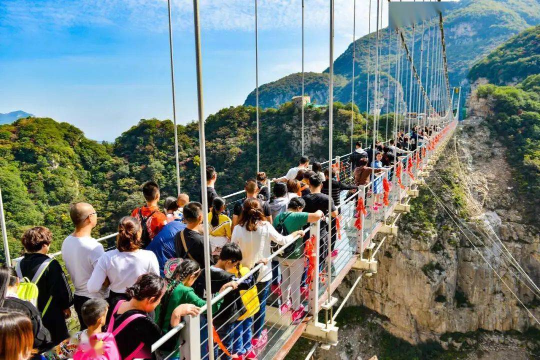 在195米的高空上站在透明的玻璃桥上鸳鸯桥券奖品3亲自解开它的"秘密"