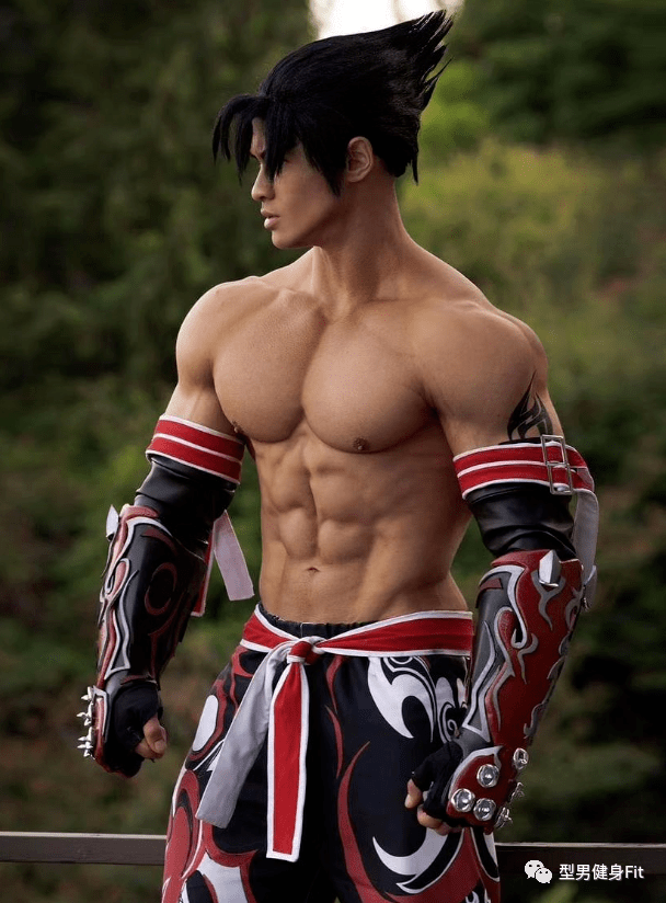 肌肉男的cosplay太逼真了！