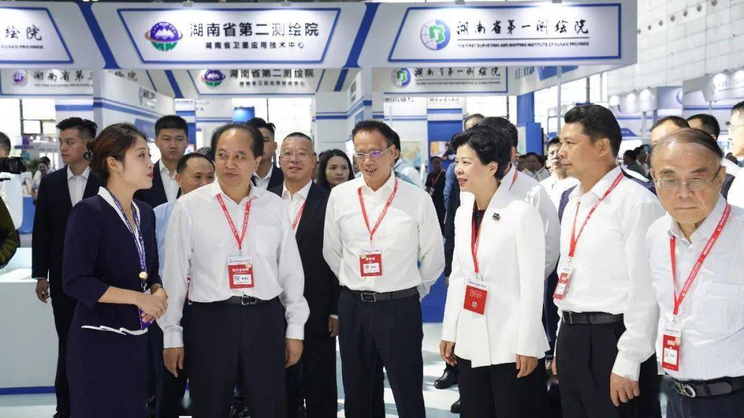 开幕式前,中国人民解放军空军副司令员俞庆江,省委常委,省政府副省长