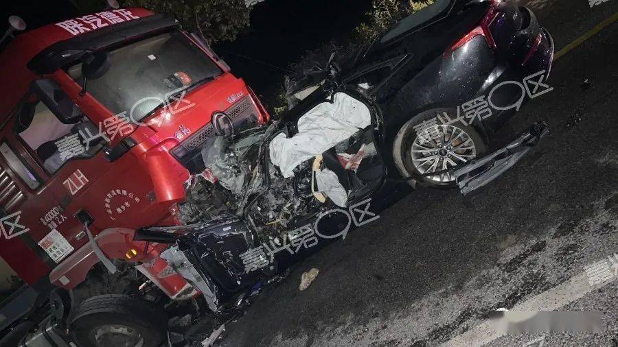 嘉兴深夜惨烈车祸?三厢车被卡车撞得支离破碎,都变两厢车了.