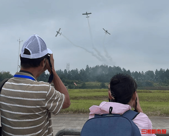 xa42特技飞机在100米以下的超低空做出大坡度盘旋,垂直横滚,俯冲