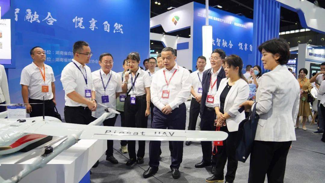 俞庆江,张迎春一行在湖南自然资源展区,认真听取有关情况介绍,与展区