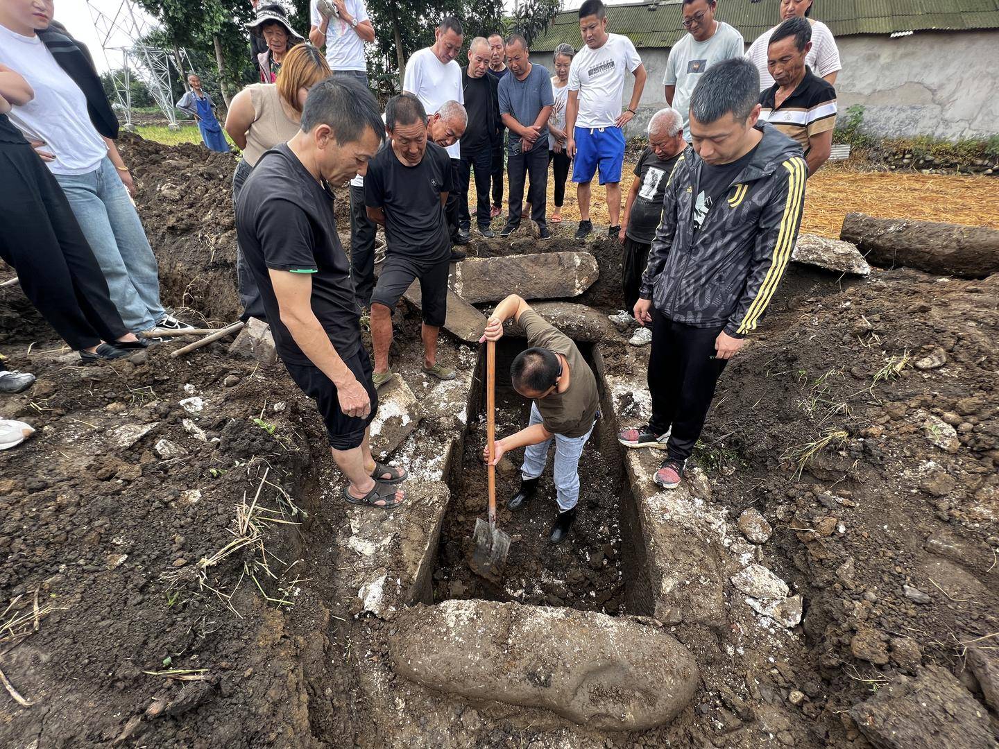 四川绵竹发现两座明代墓，出土精美谷仓罐等