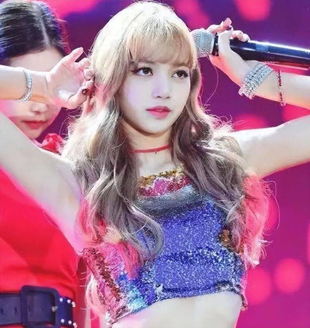 曝lisa为跳脱衣舞丰臀,不穿打底屁股半露,与三公子约会懒理风波_欧美