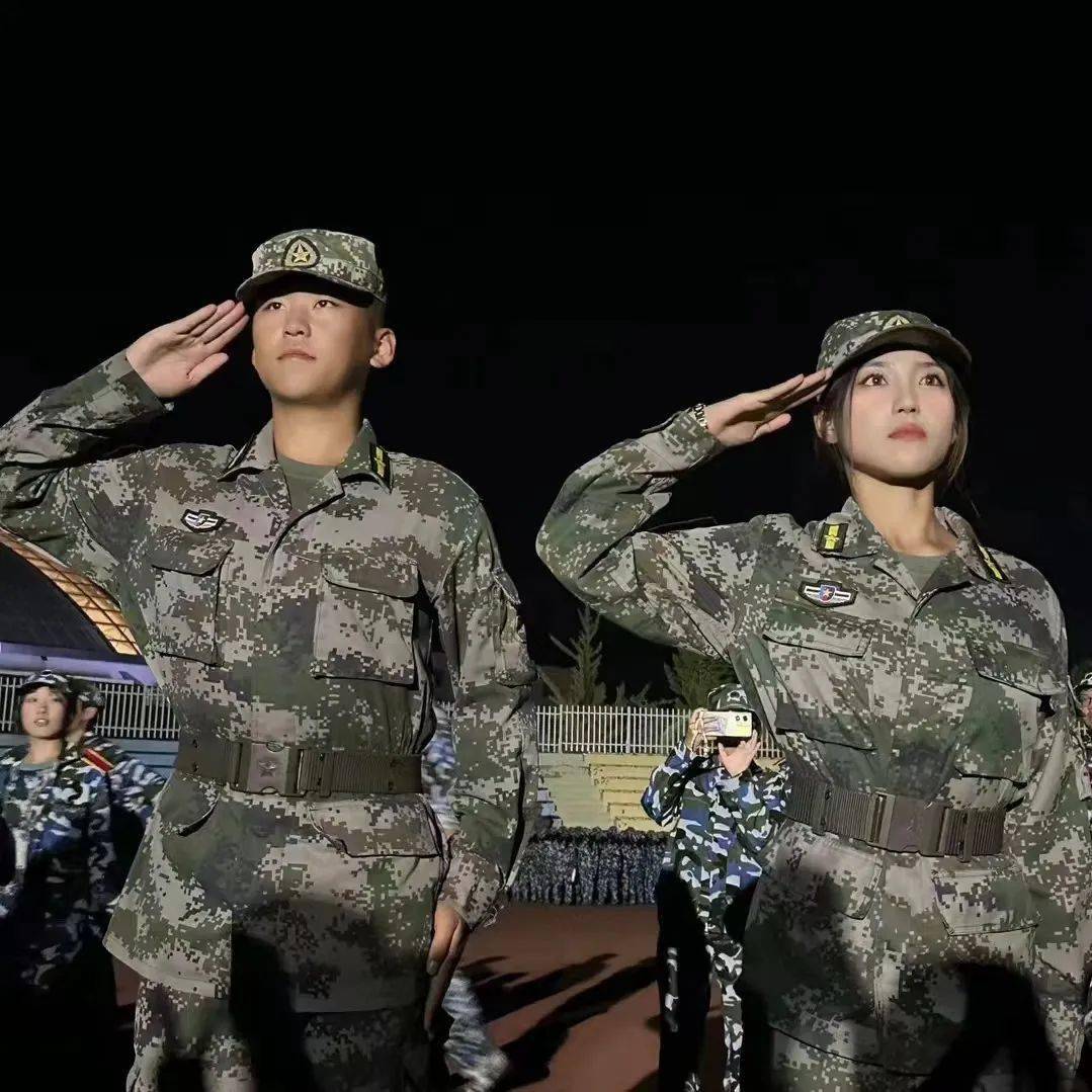 大外卫视|男兵女兵向前冲!_#round_军训_烈日