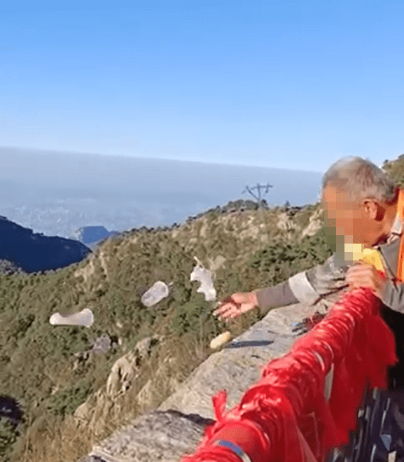 景区回应环卫工往泰山下扔垃圾：将处罚涉事工人，后续组织人员下山捡拾
