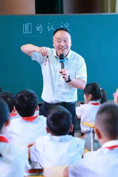 微报告《善用传统文化,构建智趣共生课堂》课例展示结束后,韩东老师以