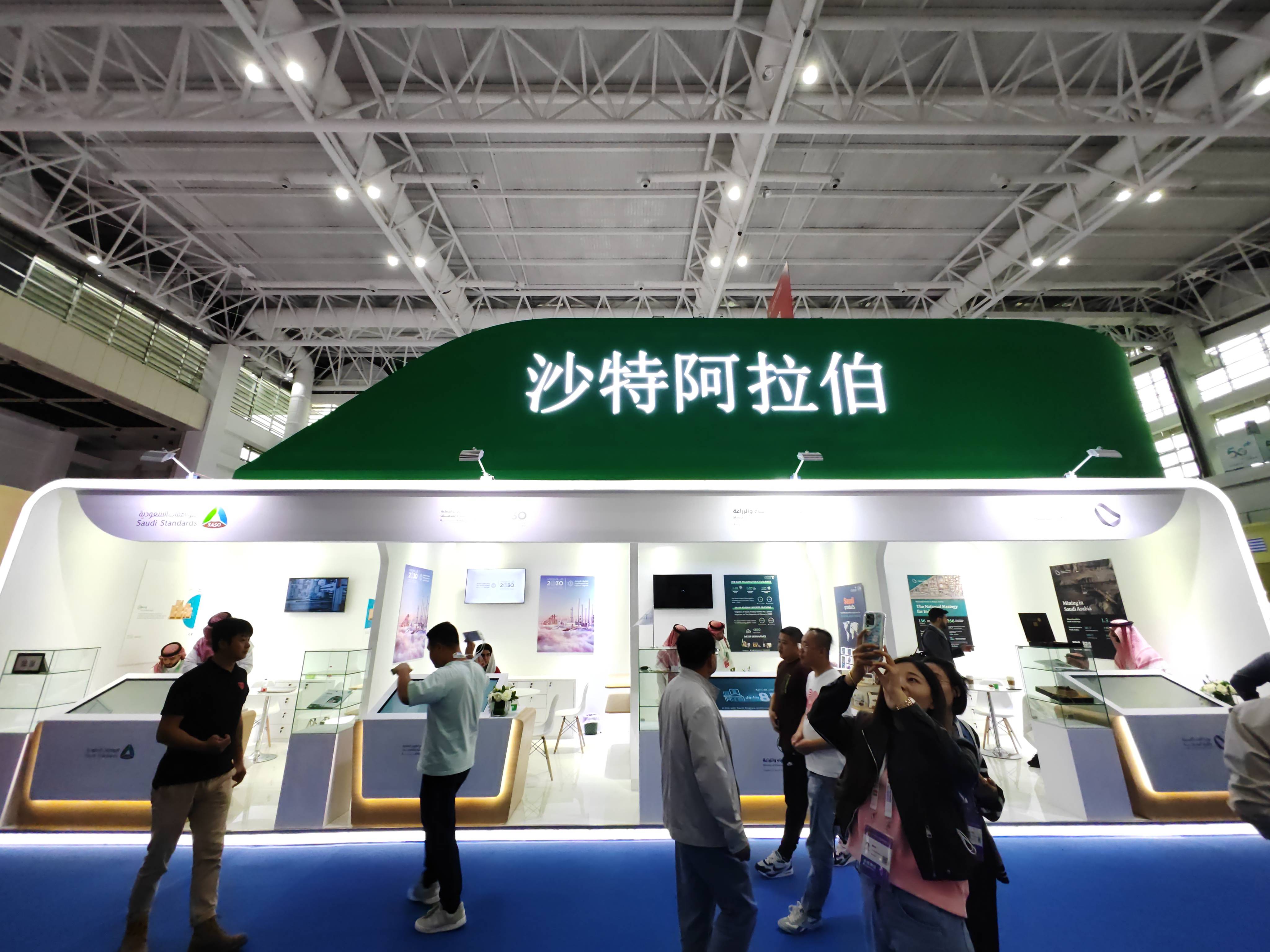 第六届中阿博览会展会上的"新鲜事"_钢琴_参观者_沙特