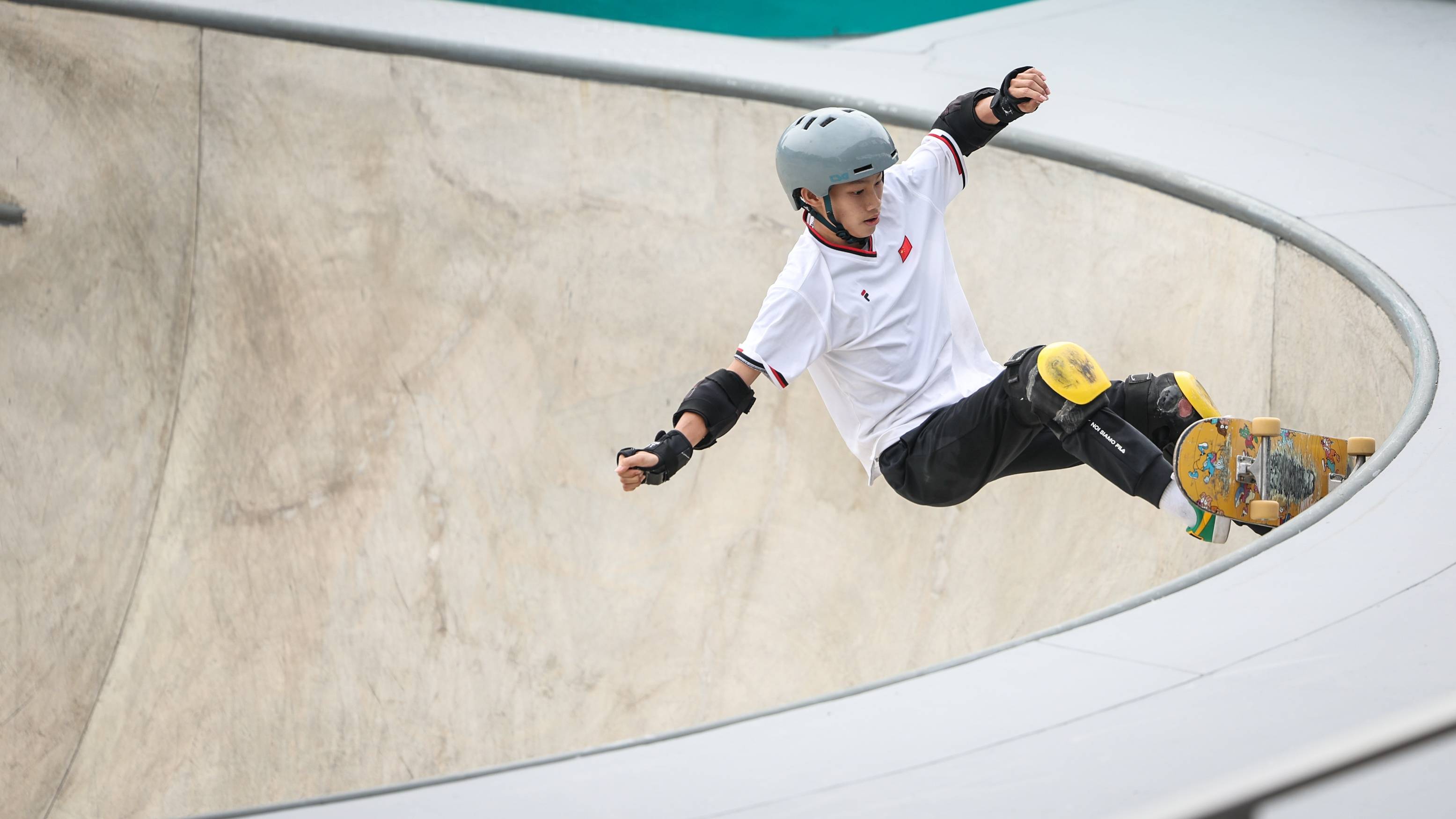 (杭州亚运会)滑板——陈烨夺得男子碗池冠军_决赛_新华社_潘昱龙