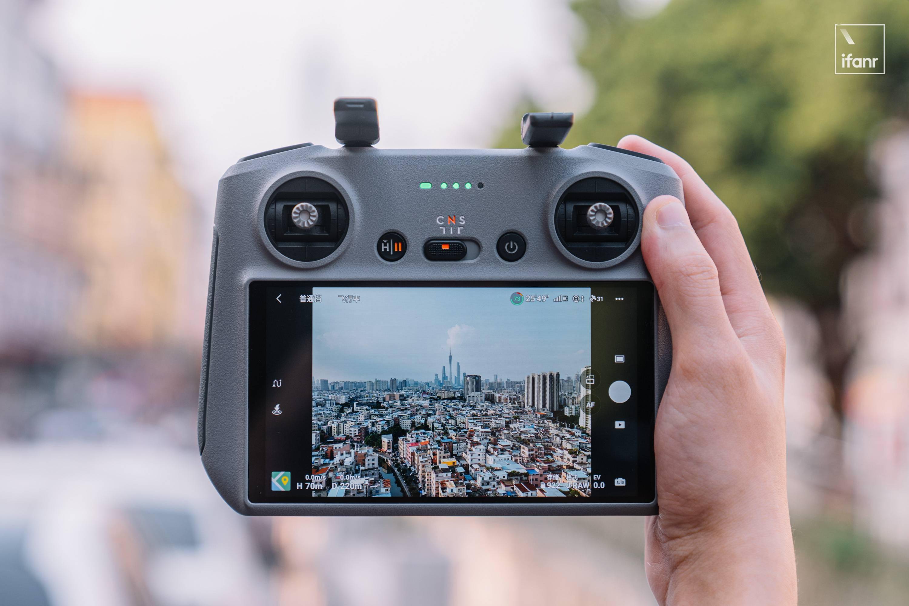 3 pro 同款的 o4 图传,最高能在空旷场景下支持大约 20km 连接距离