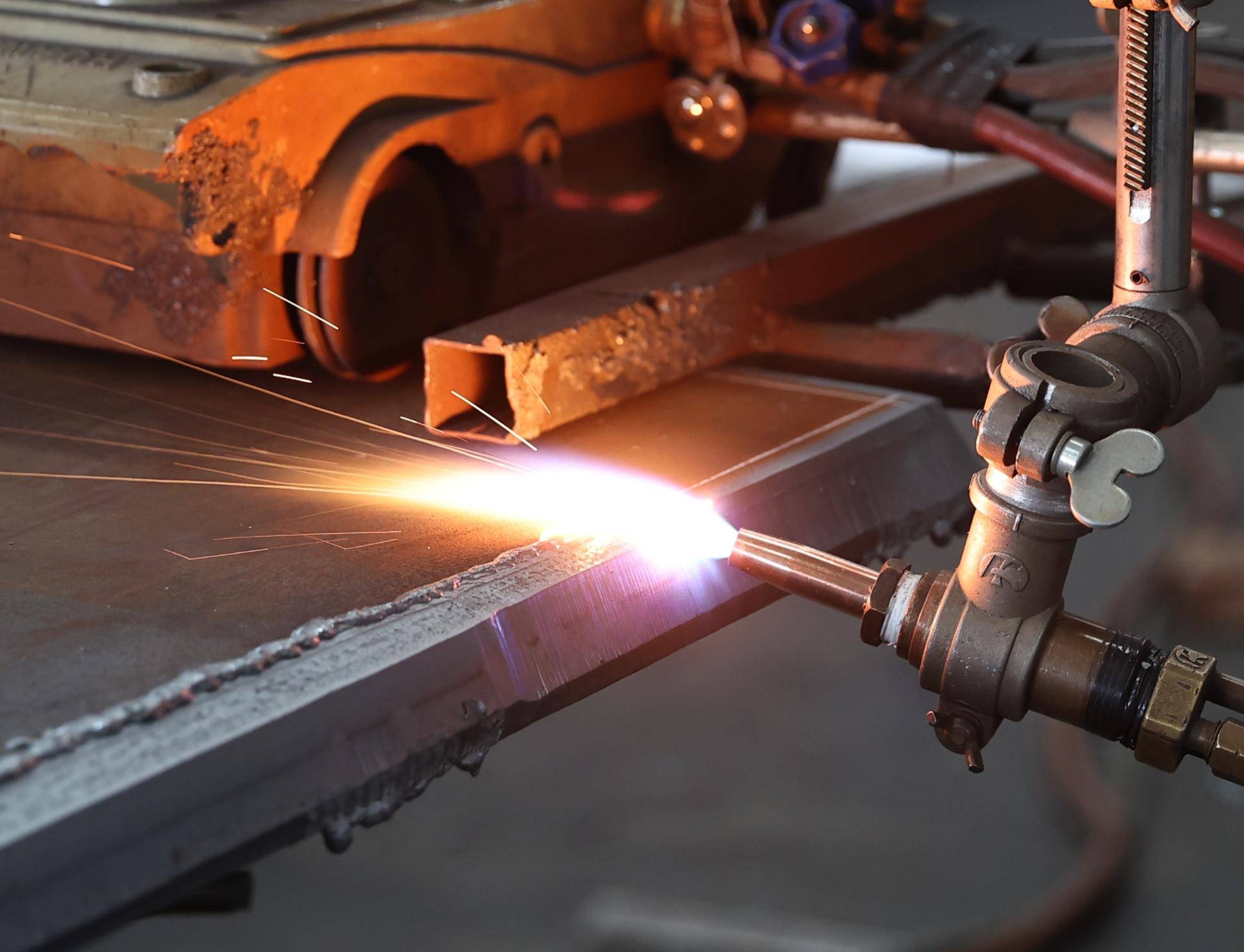 在经历下料,卷圆,纵缝焊接,组对,环缝焊接,无损检测,打砂,防腐,附件