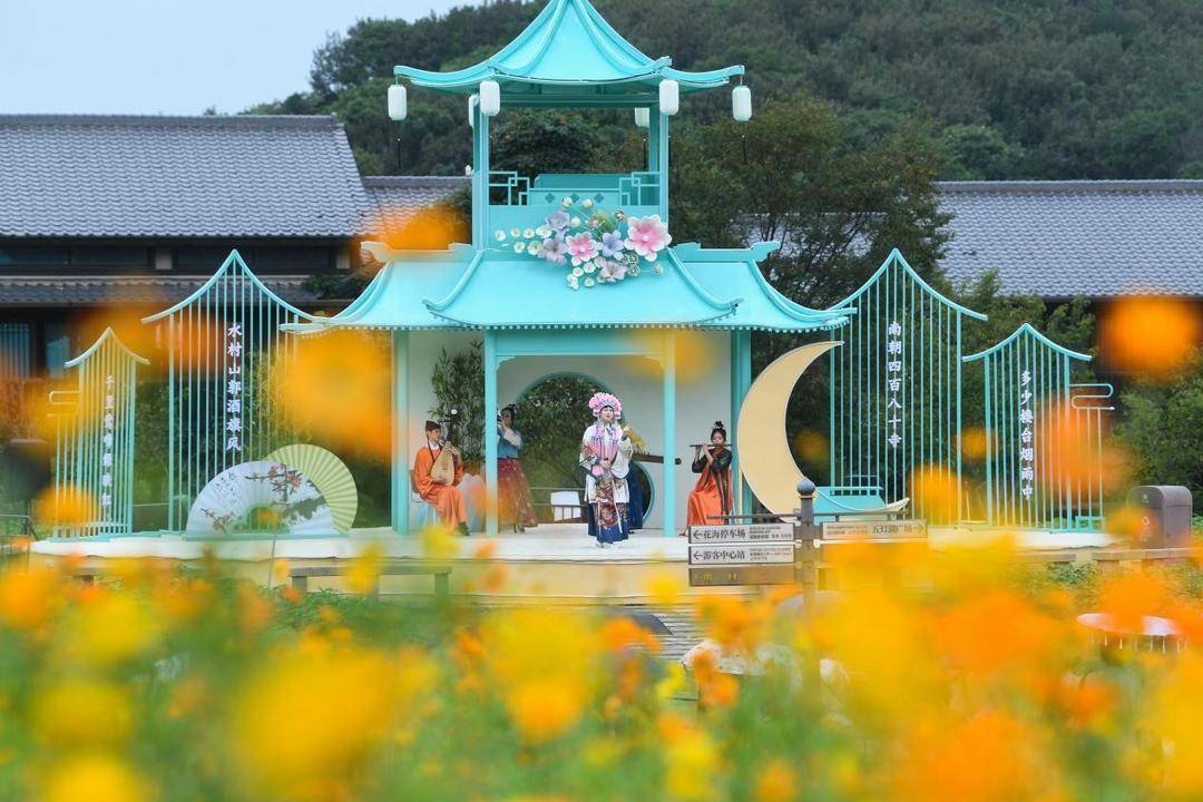 拈花湾小镇沉浸式戏曲游 交互式体验激发文旅融合新活力_游客_生活