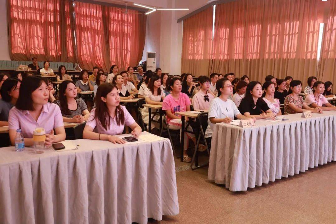 准备,以"德育可见 评价生长"为题讲述了她在海城小学跟岗学习的所见