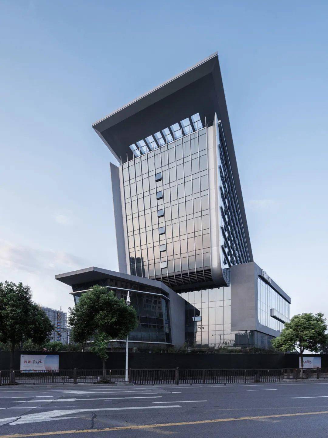 新作| 上海新虹桥灿辉希尔顿五星级酒店 / 上海三益建筑设计有限公司