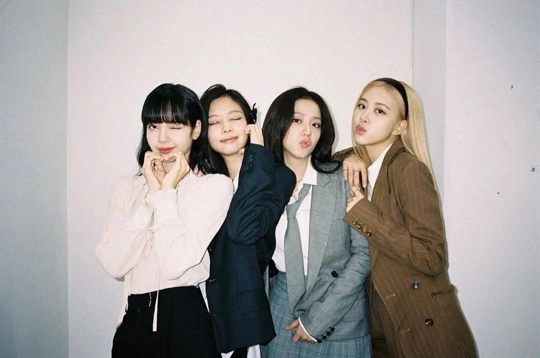 秀决定不续约,成立个人工作室,rose续约yg,lisa虽然没有公布签约公司