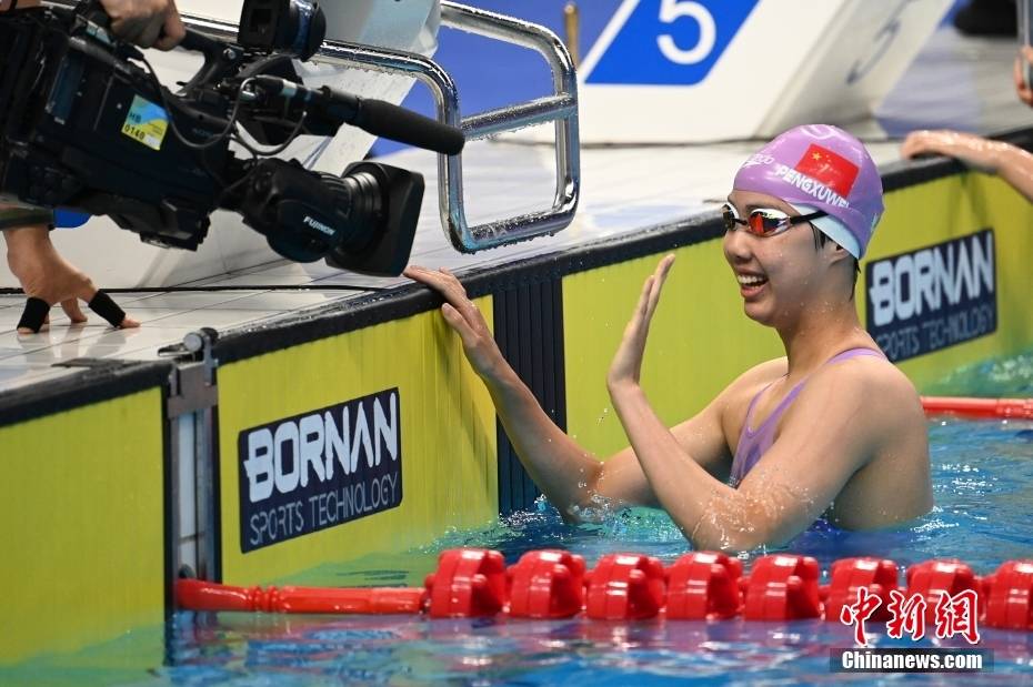 (杭州亚运会)女子200米仰泳:中国选手彭旭玮获得金牌_中新社_游泳馆