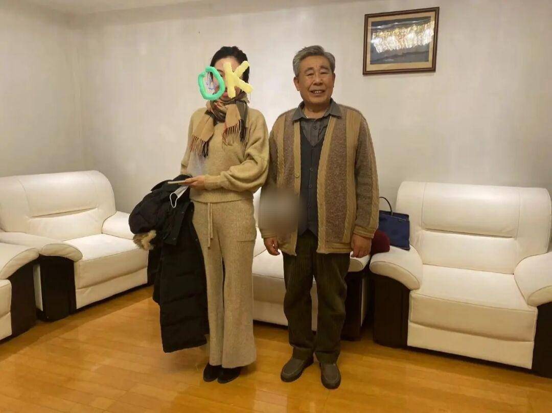 李文启近照曝光,77岁白发多却梳得齐,打扮潮流似年轻人_生活_老婆