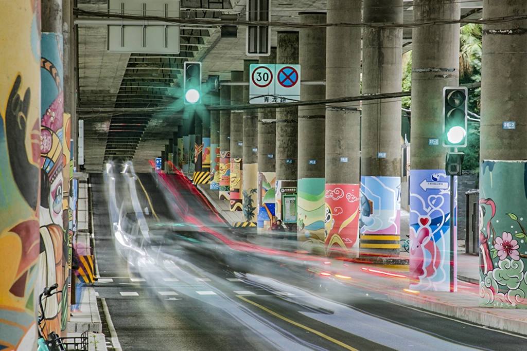 成华区青龙路在城北出口高速路引桥下,自从将引桥绘上彩图后,这讨街