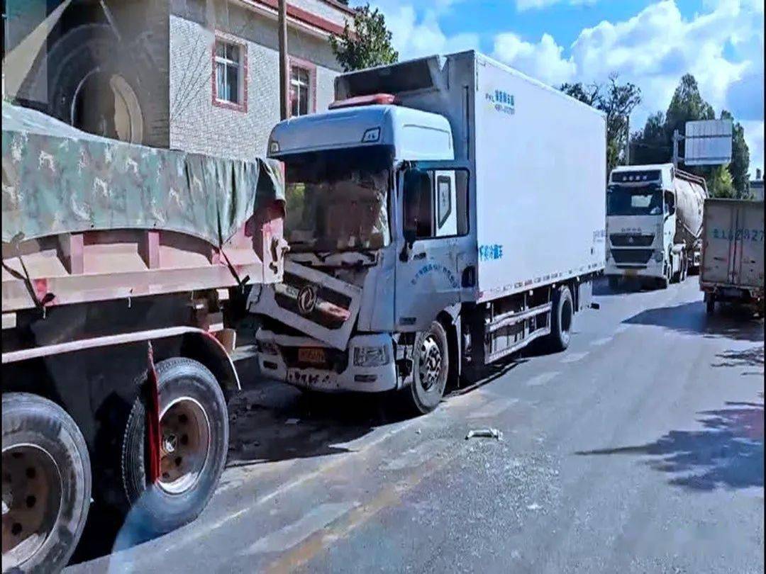 立即出动2车10人前往处置祥云县消防救援大队一辆拖车与冷藏车发生