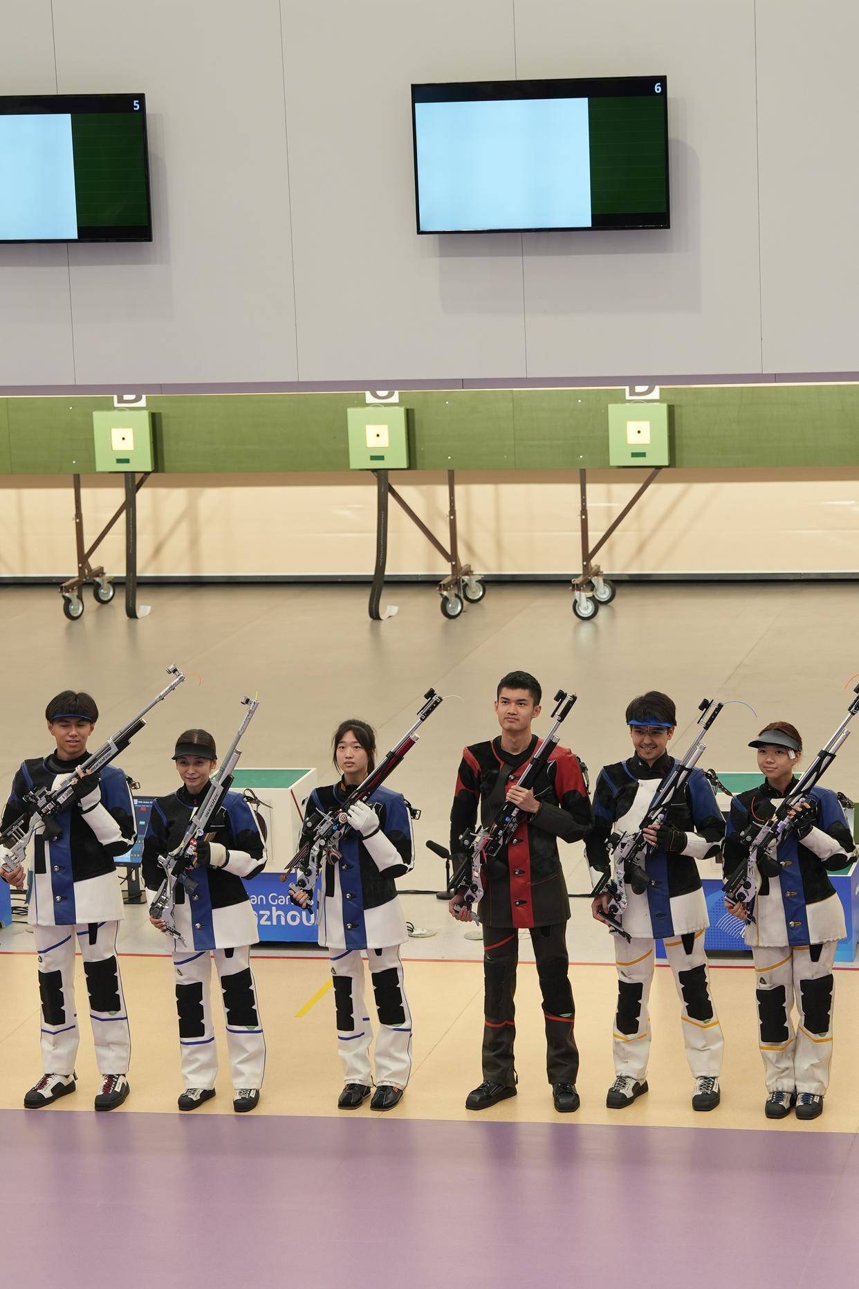 中国队夺得亚运会射击混合团体10米气步枪金牌_李豪_雨婷_个人赛