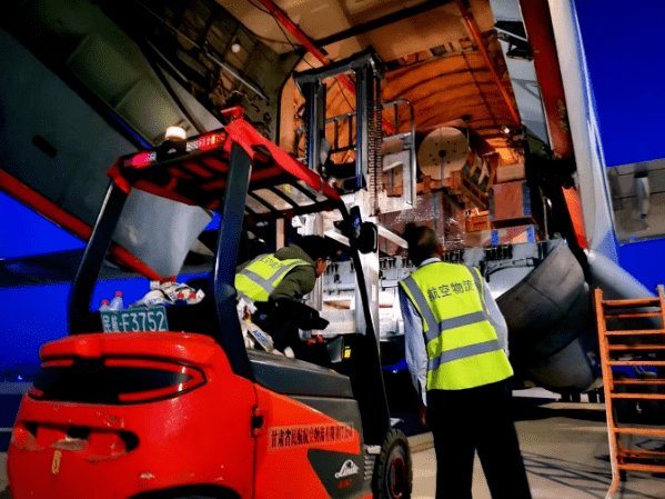 同时,谋划优化通用机场布局,加快推动夏官营机场加载通航功能,推进