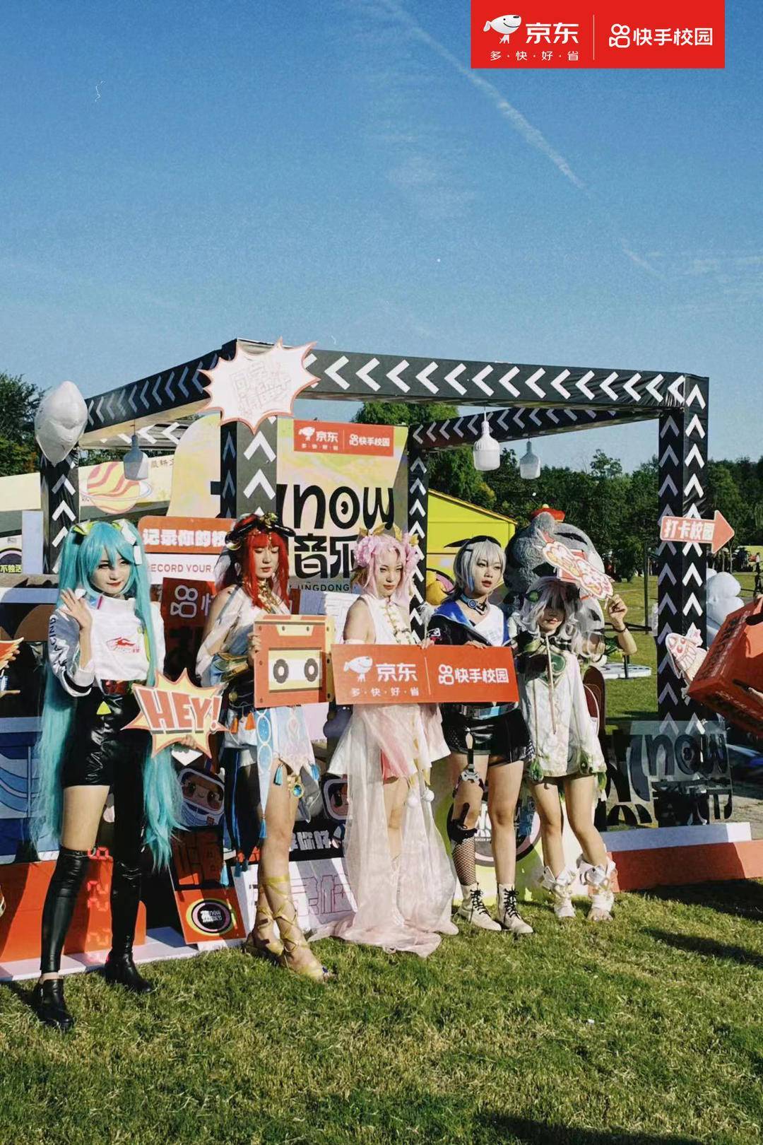 让来打卡的大学生们很"哈皮",二次元的小姐姐cosplay引来众人围观拍照