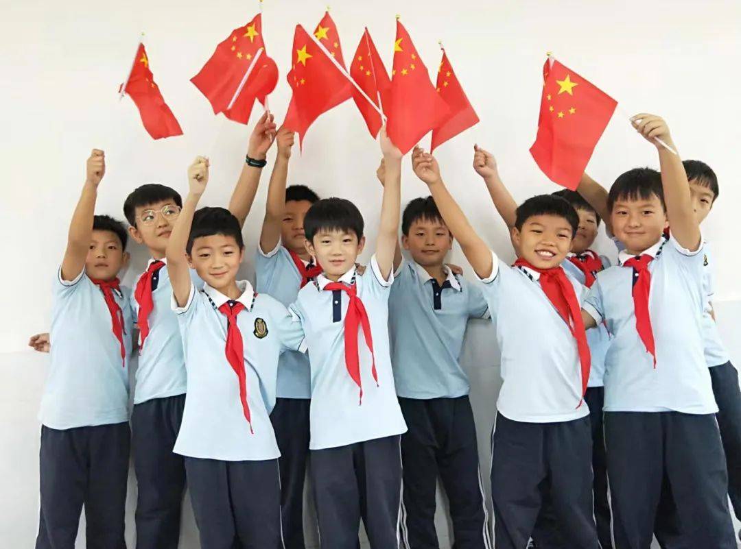 温县城内小学的孩子们这样向祖国"告白"_送祝福_五星红旗_国旗
