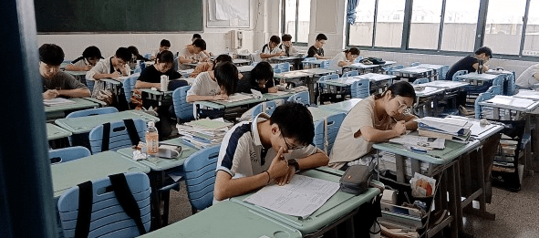 微距校园:坐在教室门口的老师_金涛_年级_值班