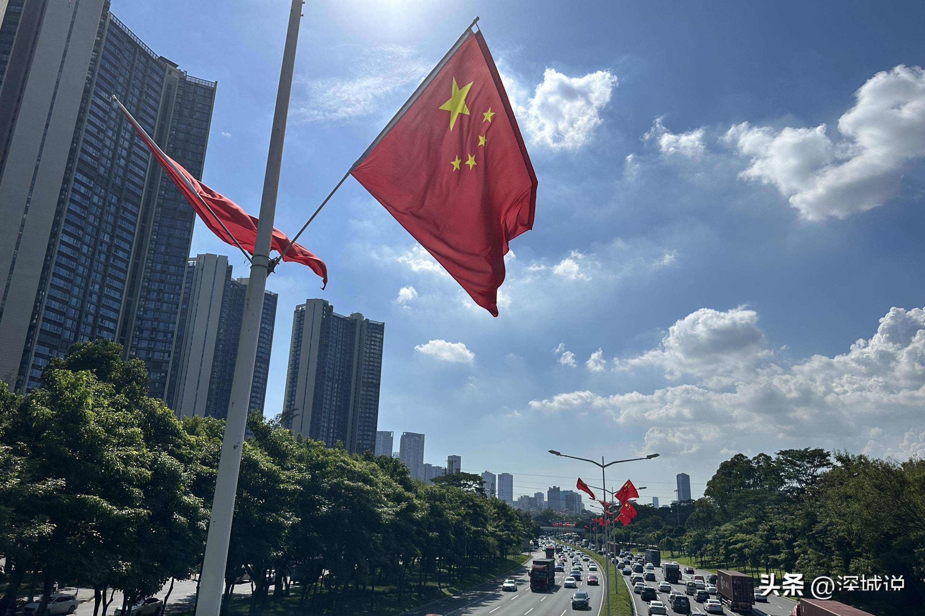 蓝天白云好天气.鲜艳的中国红.车流川流不息.