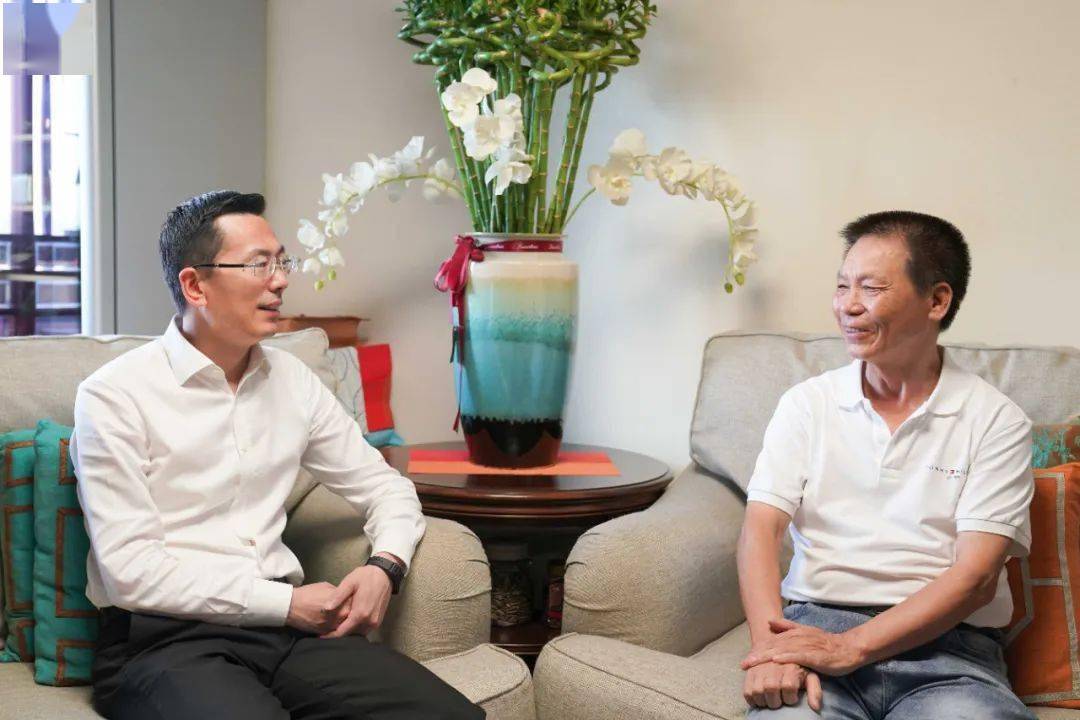 鹿城区委书记白洪楞走访慰问了唯品会创始人沈亚父亲等新乡贤家属,与