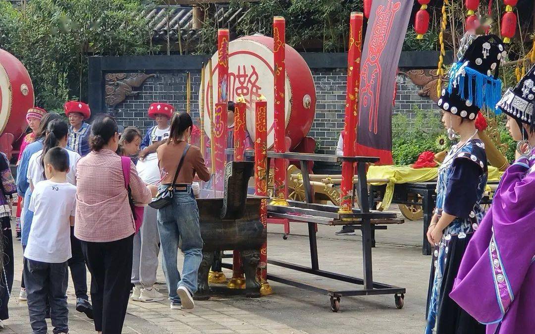 中加入观赏,体验,互动等元素,目前我们已经通过网络预订门票五万多张