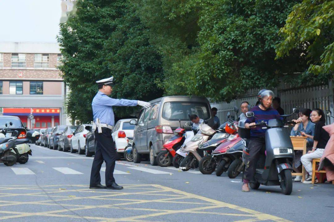 芙蓉区交警八中队交通劝导班班长龙志高退休前坚持站好最后一班 