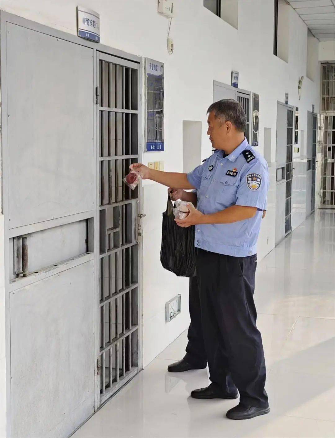 别致的中秋一景,蕲春看守所拘留所里的中秋月夜.