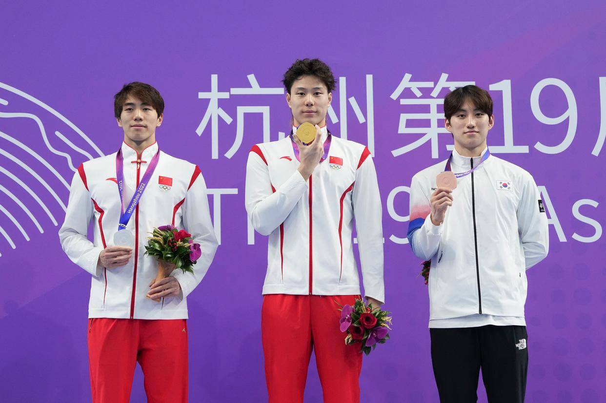 9月29日,冠军中国选手覃海洋(中),亚军中国选手孙佳俊(左)和季军韩国