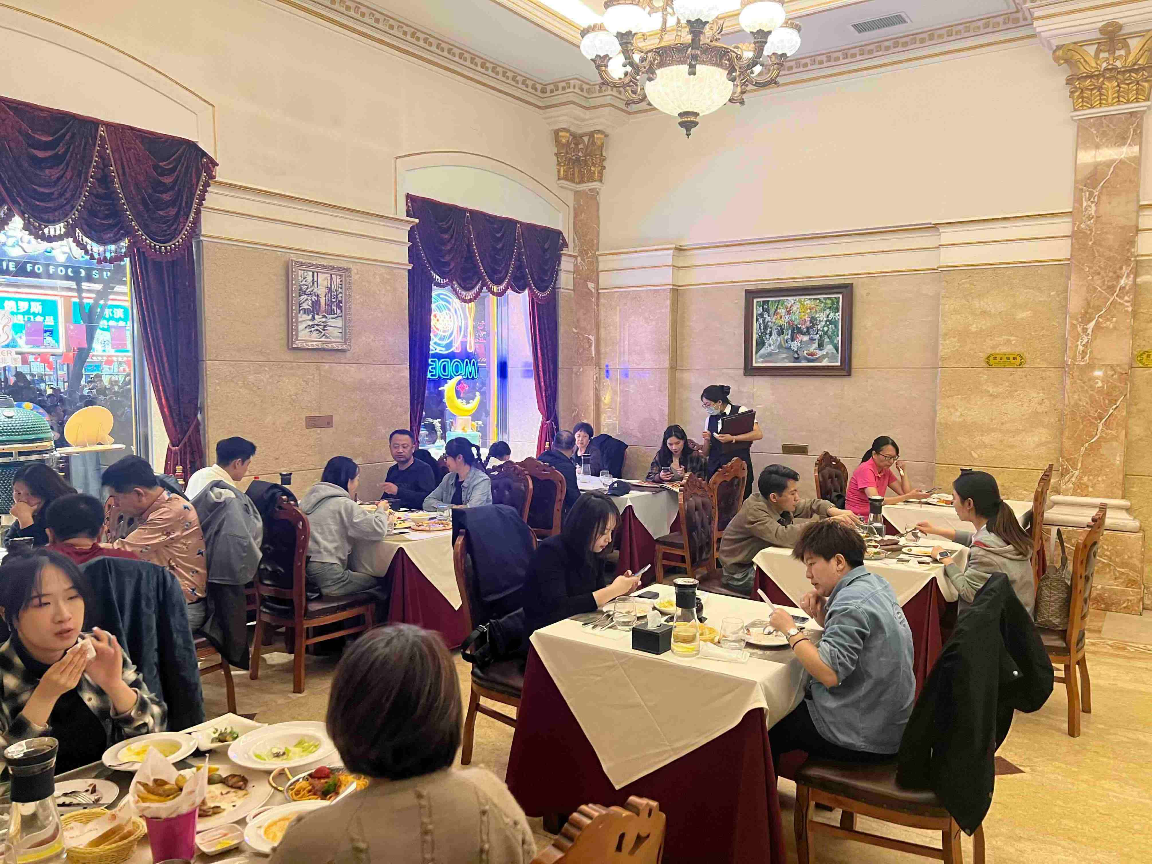 西餐廳內就餐的食客同樣,連日來馬迭爾集團旗下的馬迭爾西餐廳,德式