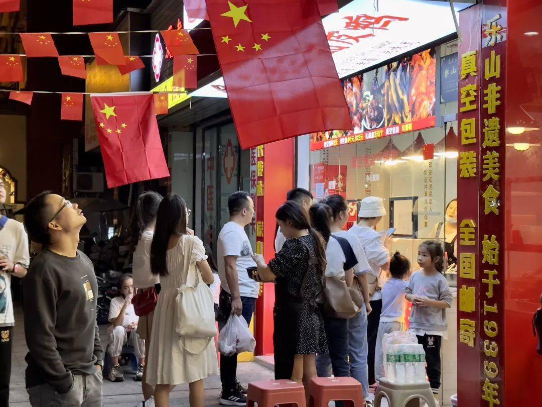 夜晚的嘉兴路美食街人气爆棚_街道_乐山_游客