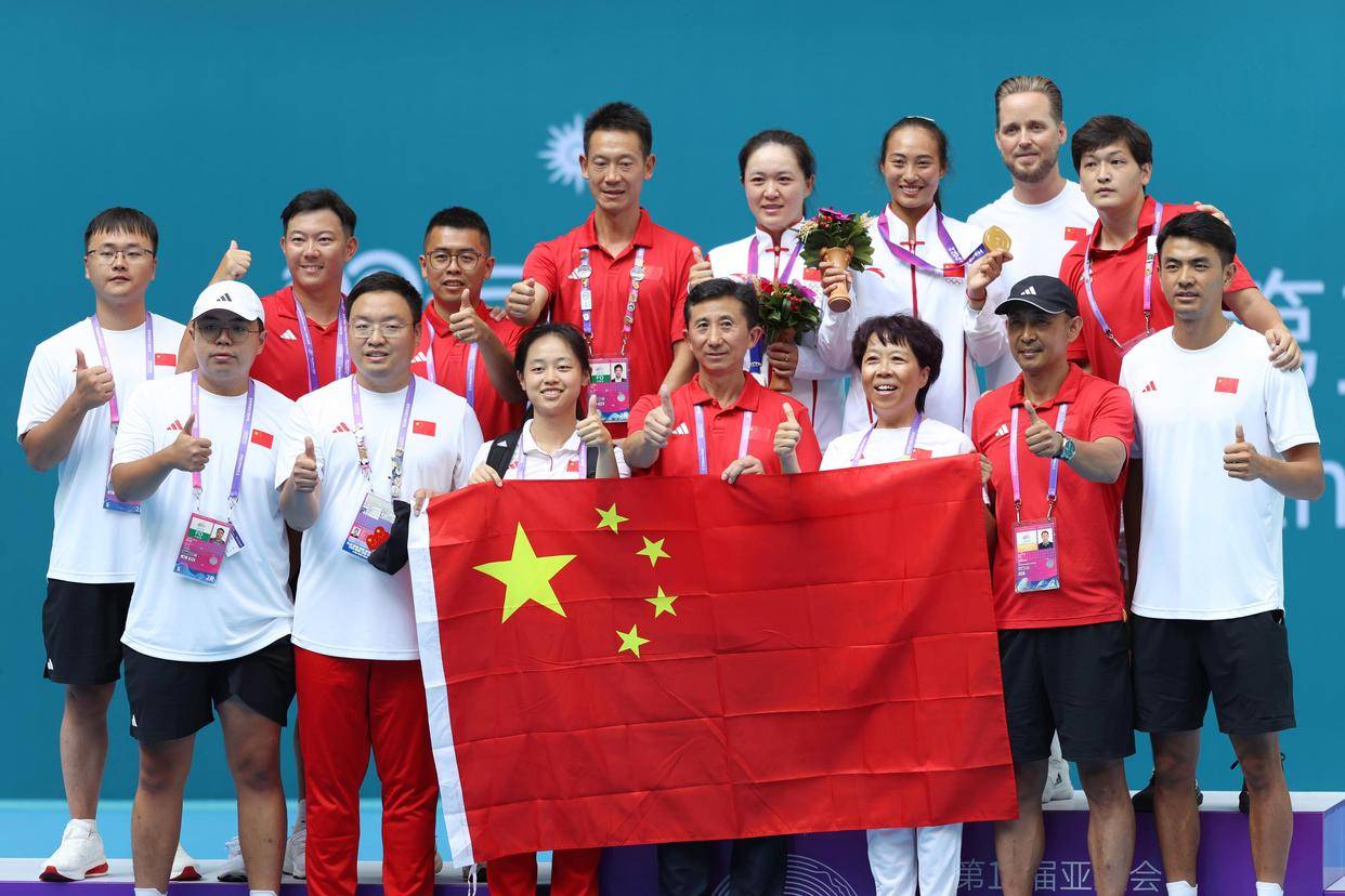 来百度app畅享高清图片9月29日,中国网球队成员在颁奖仪式后合影.