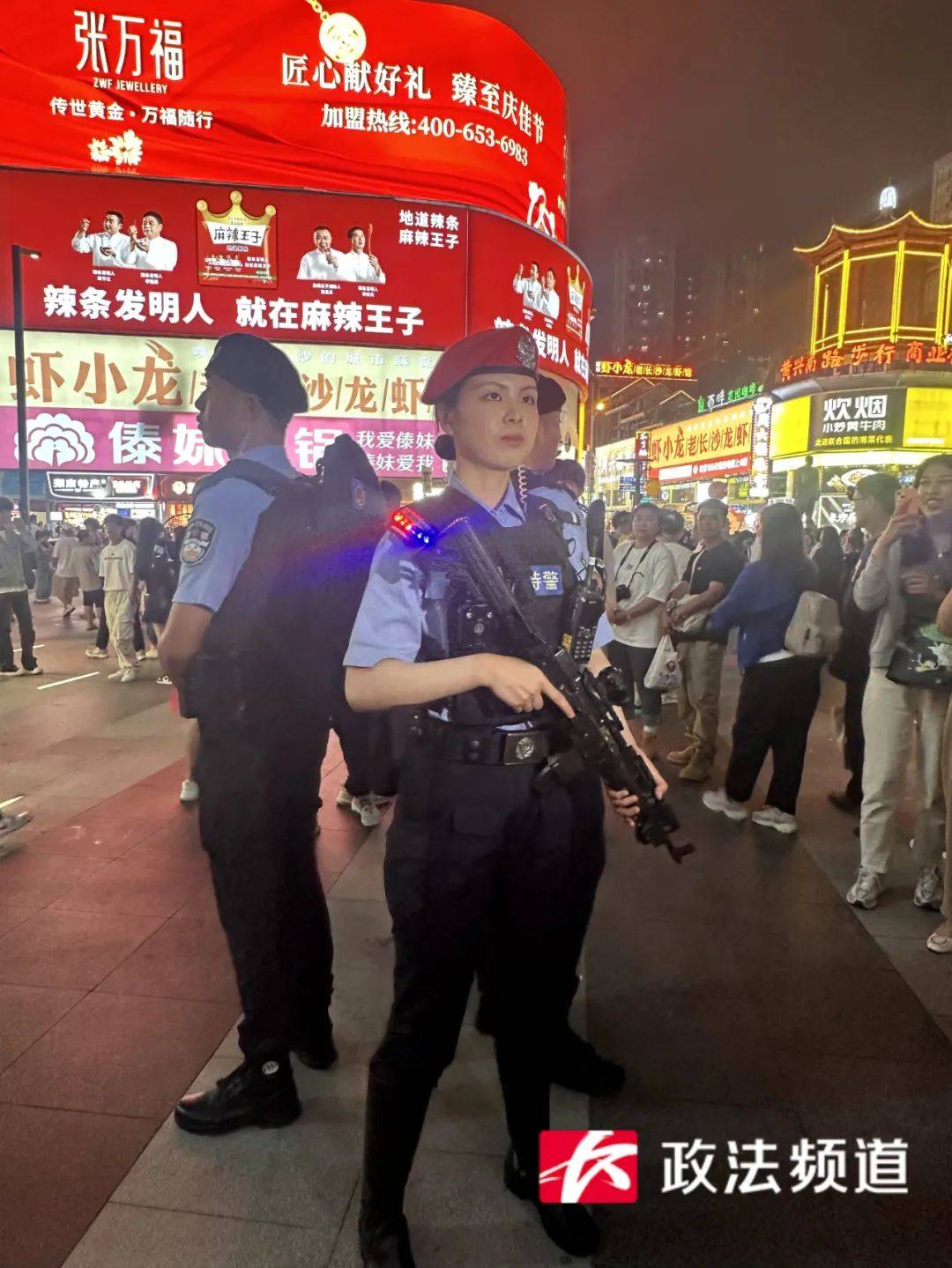 终于知道为什么这么多人来解放西了……_特警_长沙_巡逻