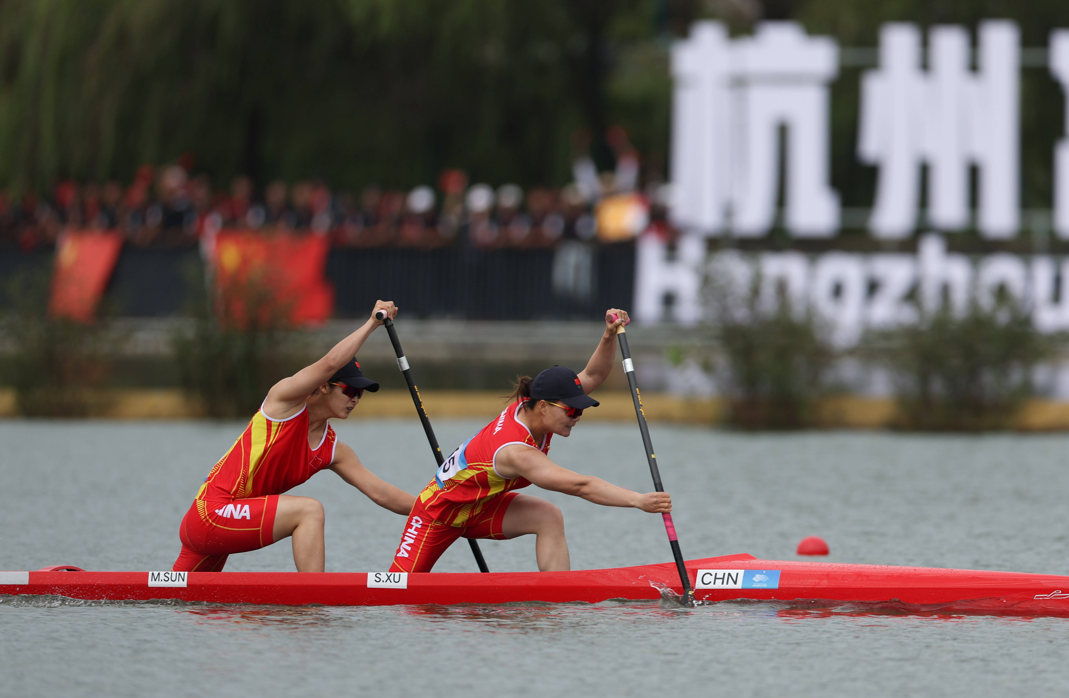 随后,东京奥运会冠军组合孙梦雅/徐诗晓在女子500米双人划艇比赛中,为