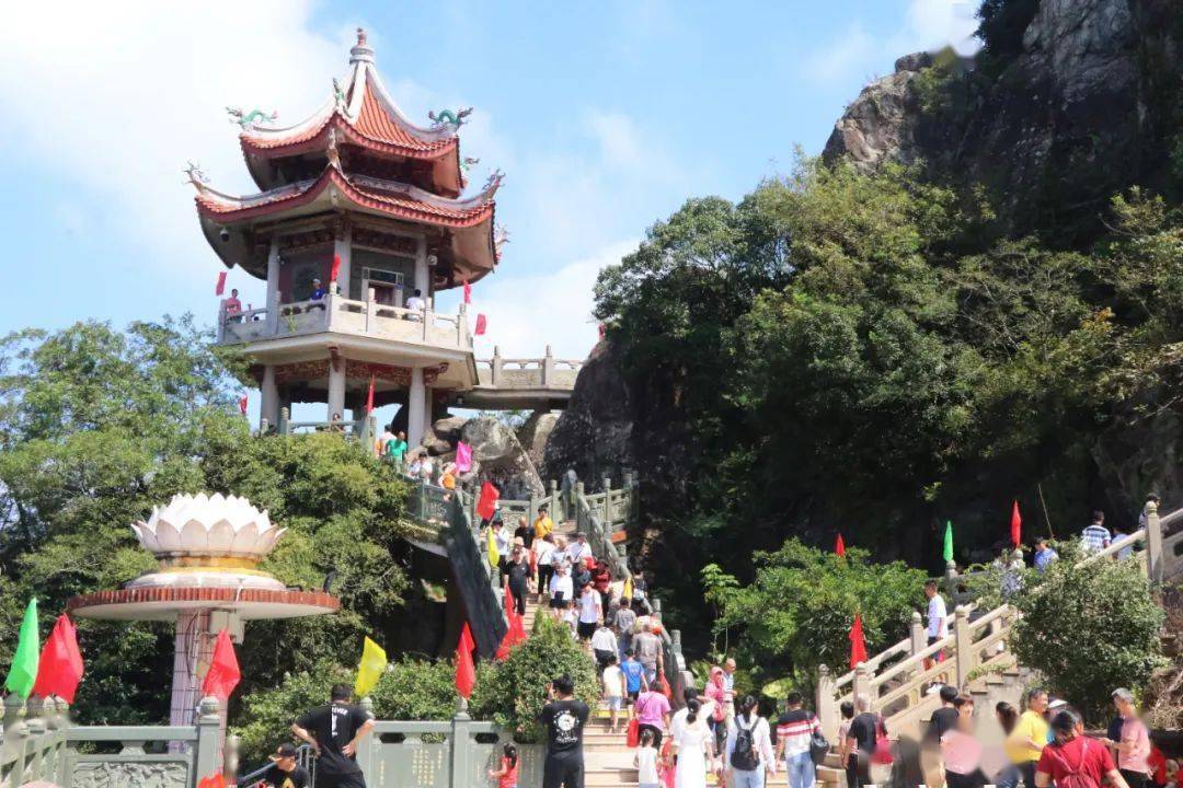 "今年的中秋国庆双节假期,仙公山风景名胜区迎来了客流高峰,假期前