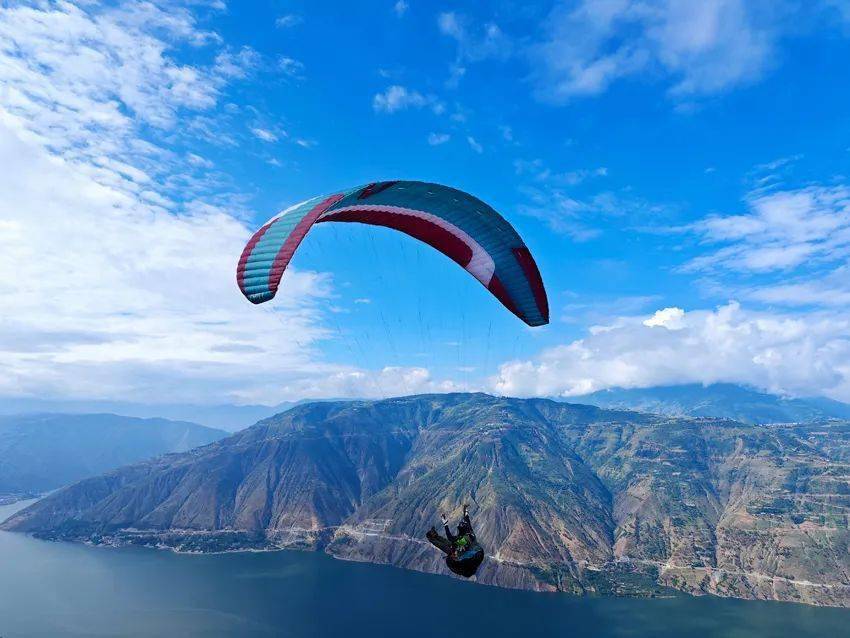 罗朝俊摄在为期2天的活动中,将陆续开展滑翔伞和热气球体验,水上无