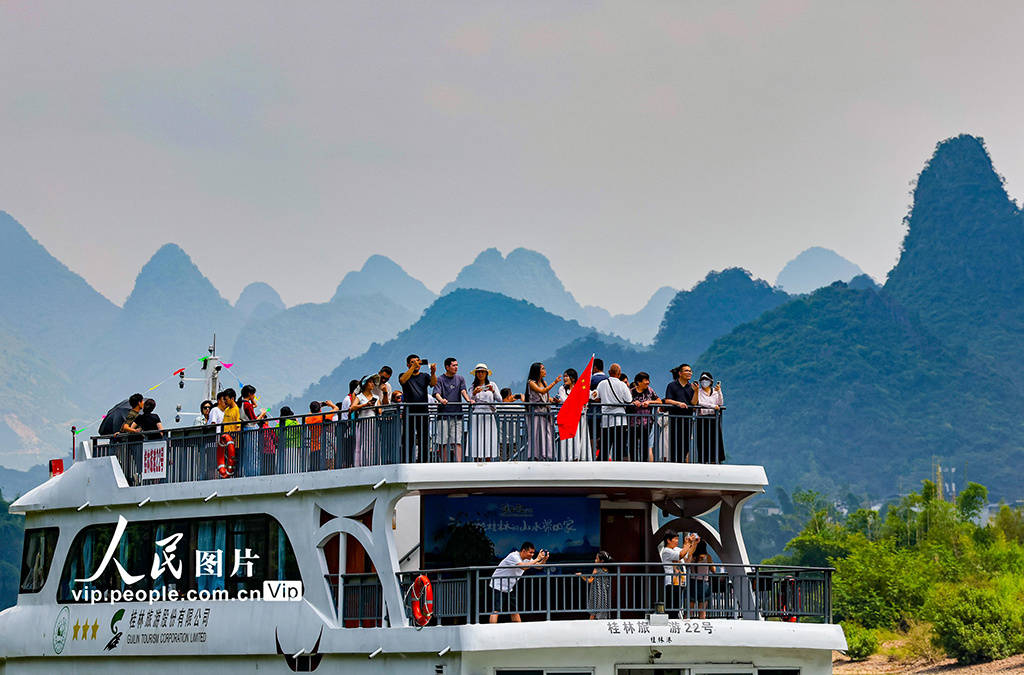 2023年10月2日,广西桂林漓江景区迎来了旅游高峰,游客乘坐游船,竹筏